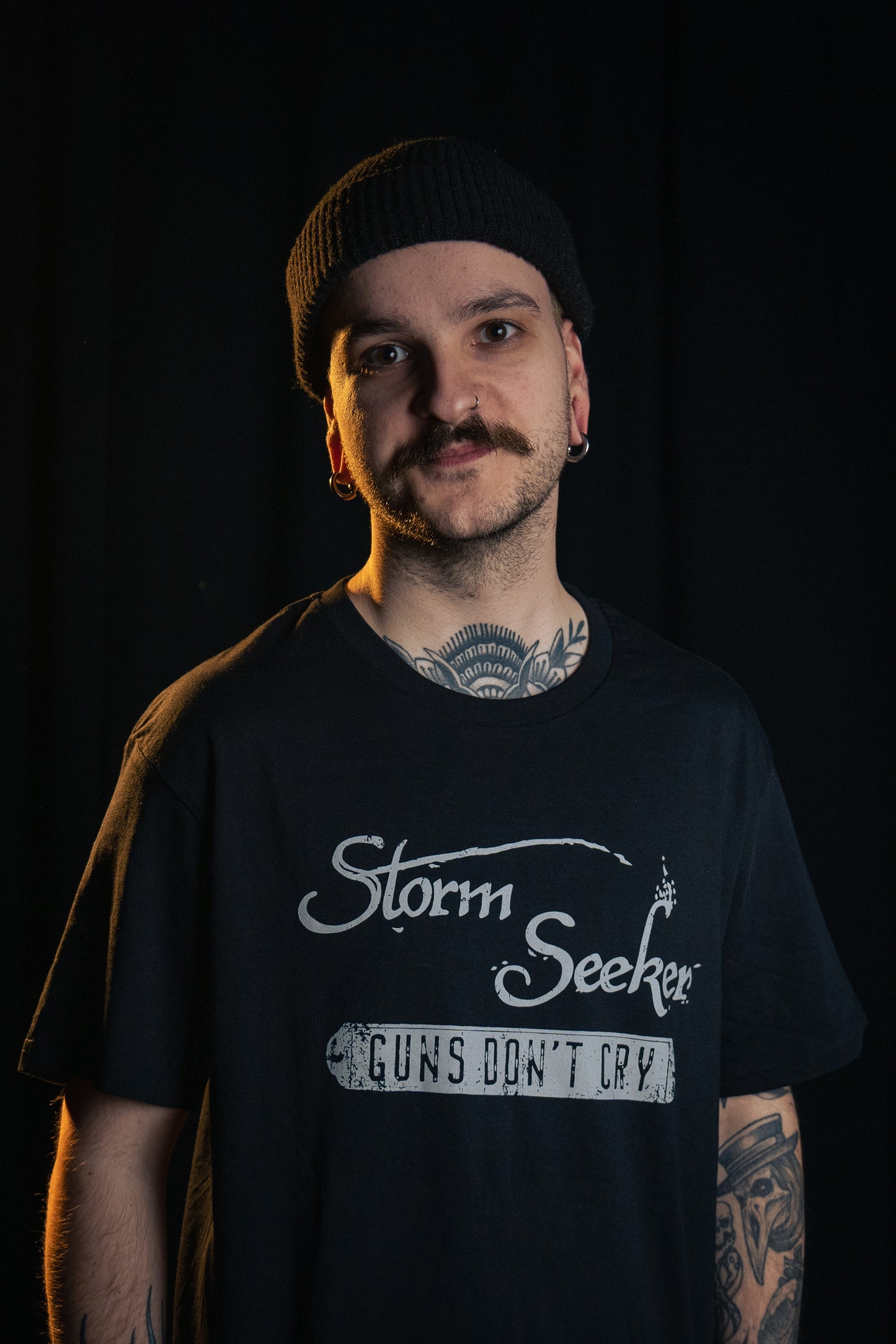 Storm Seeker - T-Shirt „Guns Don’t Cry“ Unisex